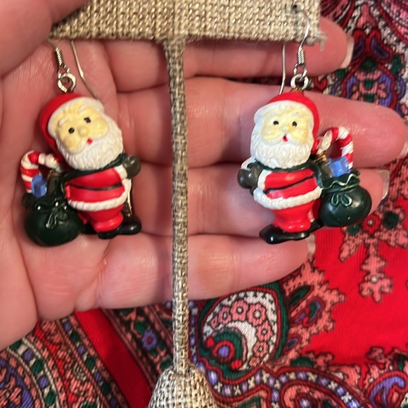 Santa earrings in shepherd hooks, really cute! - Picture 4 of 5